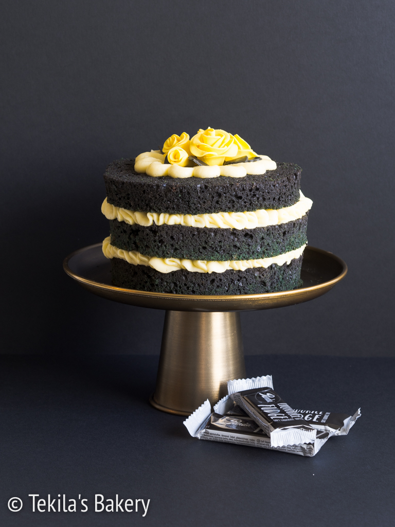 Lakritsifudge naked cake sitruunakreemillä